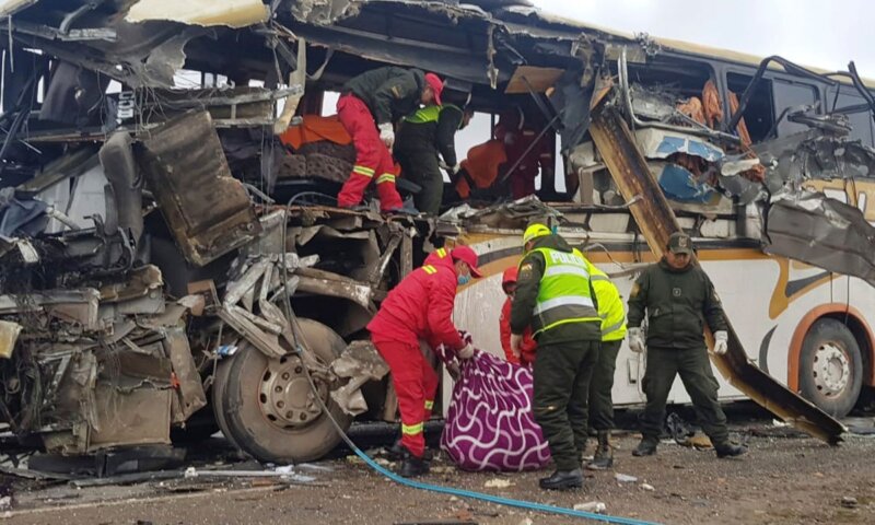 Acidente grave entre ônibus e caminhão deixa 22 mortos na Bolívia