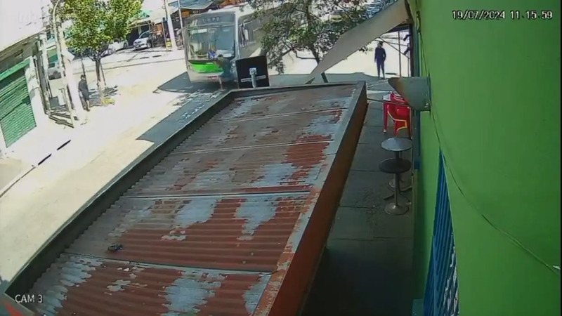 VÍDEO: adolescente é atropelado por ônibus 2 segundos após furtar celular de idoso e morre