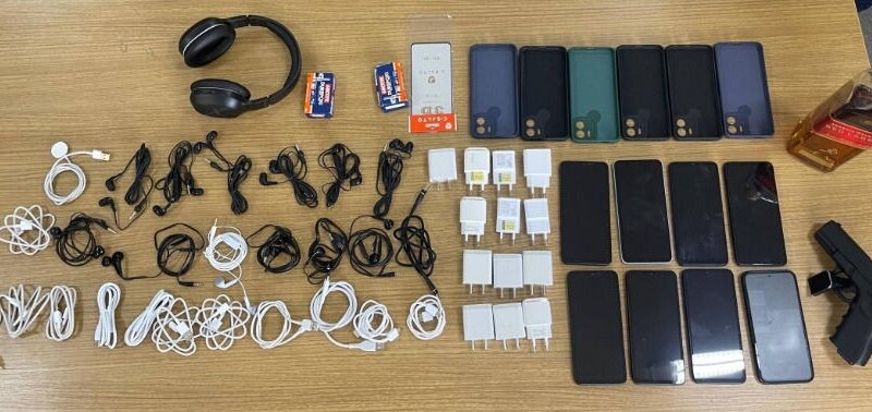 Policial penal é preso suspeito de vender celulares por R$ 7.000 a detentos