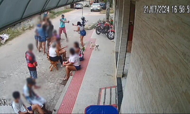 Mulher é morta pelo ex-marido  com quase 30 tiros na  frente de bar