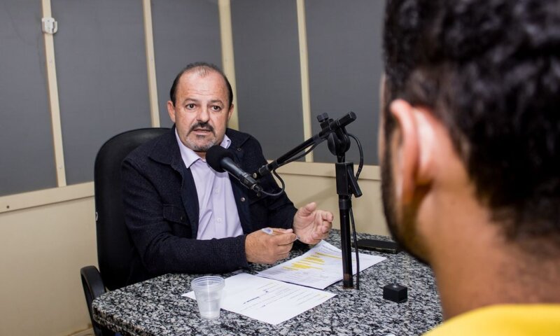 Homem é preso após tentar esfaquear prefeito de Capoeiras durante agenda no Agreste