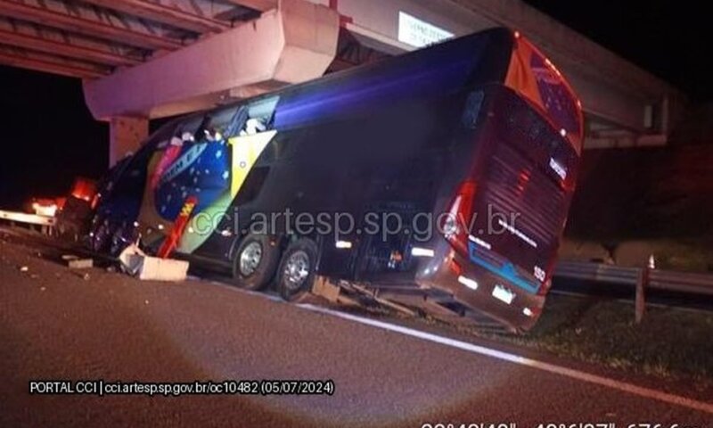 Grave acidente com ônibus em rodovia mata 10 pessoas e fere 42