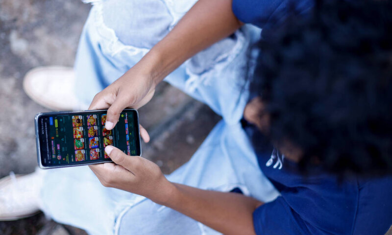 Brasileiro perdeu R$ 23,9 bilhões com apostas em 12 meses, diz Itaú