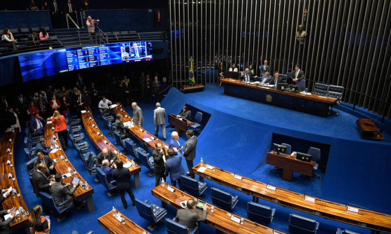 Comissão do Senado aprova isenção de FGTS e INSS para aposentado que trabalha