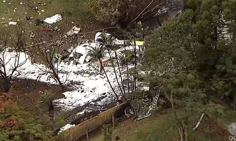 Jovem diz que viu corpos espalhados e que ajudou idosos em quintal onde avião caiu