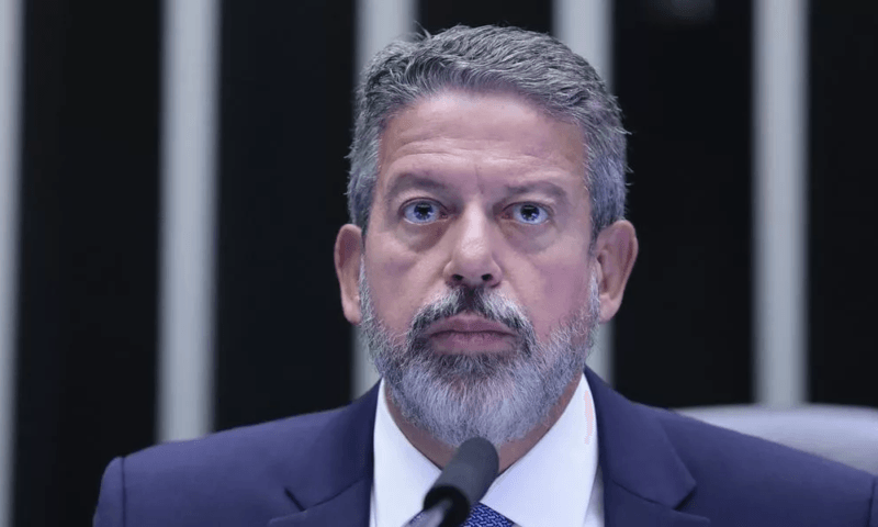 Lira reage à suspensão de  ‘Emendas Pix’ e destrava  proposta que limita decisões  no STF