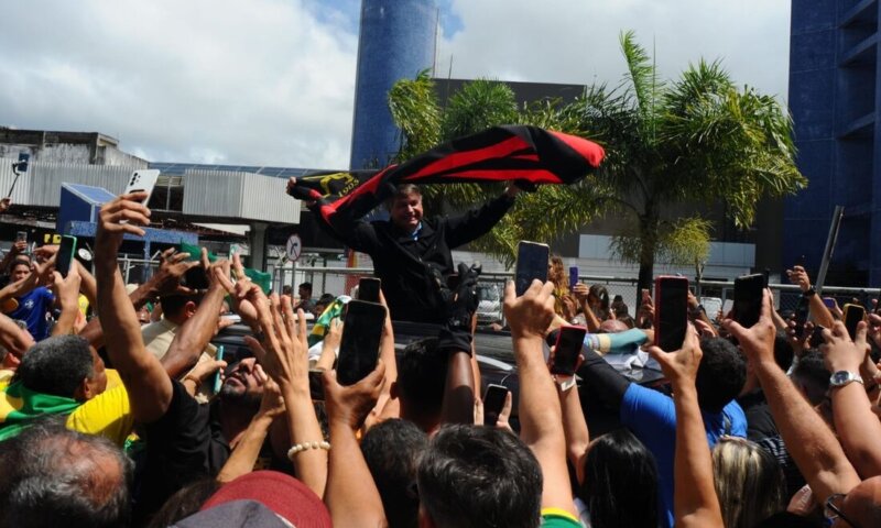 Aos gritos de “mito” e “volta”, Bolsonaro é recebido por apoiadores em Recife