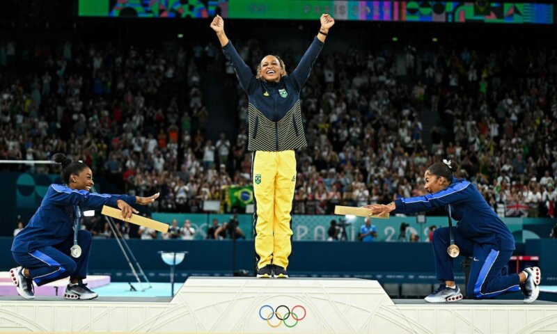Rebeca bate Biles, leva ouro e vira maior medalhista da história do Brasil