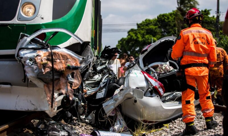 Criança e duas mulheres morrem em colisão entre carro e VLT