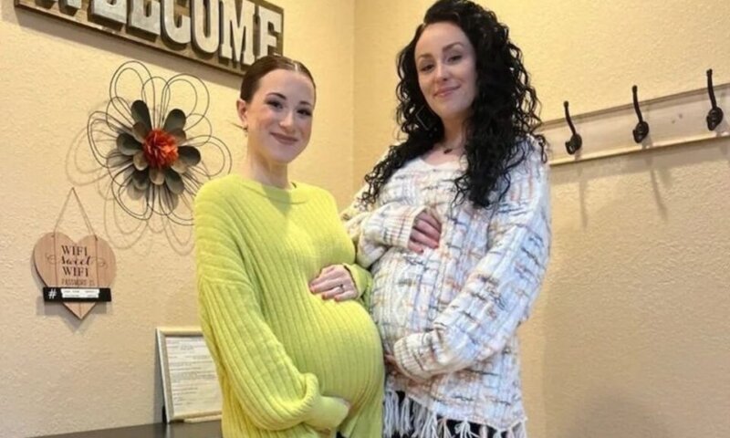 Em trisal, duas mulheres engravidam do parceiro ao mesmo tempo