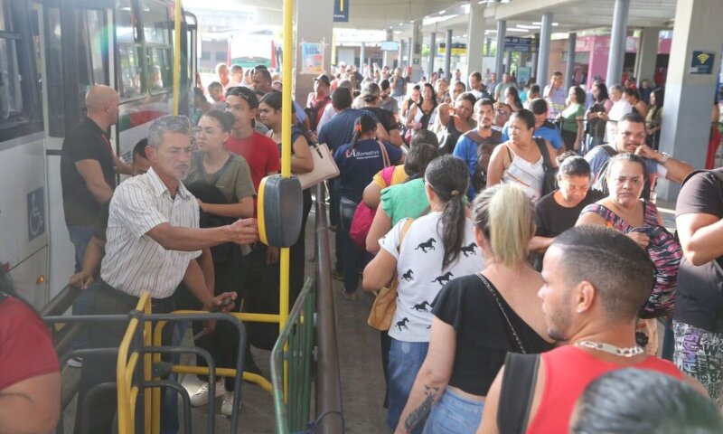 Greve de ônibus no Grande Recife: Motoristas iniciam greve por tempo indeterminado