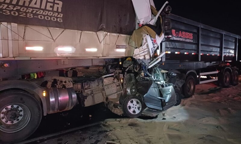 Engavetamento com carretas mata 6 pessoas e 1 cachorro na BR-116