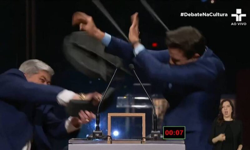 VIDEO:Datena dá cadeirada em Marçal durante debate ao vivo na TV