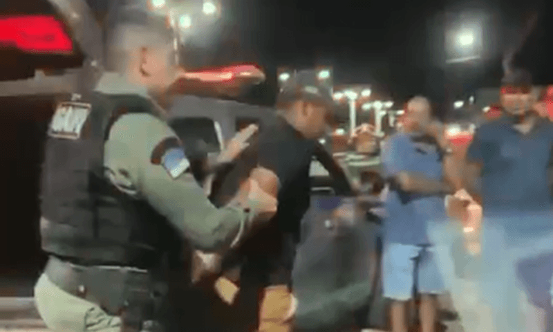 Vídeo:Homem é preso após ameaçar esfaquear prefeita de cidade pernambucana durante comício
