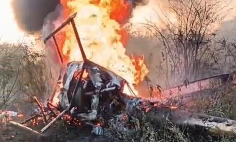 VÍDEO: Helicóptero com três pessoas cai em Caruaru (PE) e deixa duas pessoas mortas