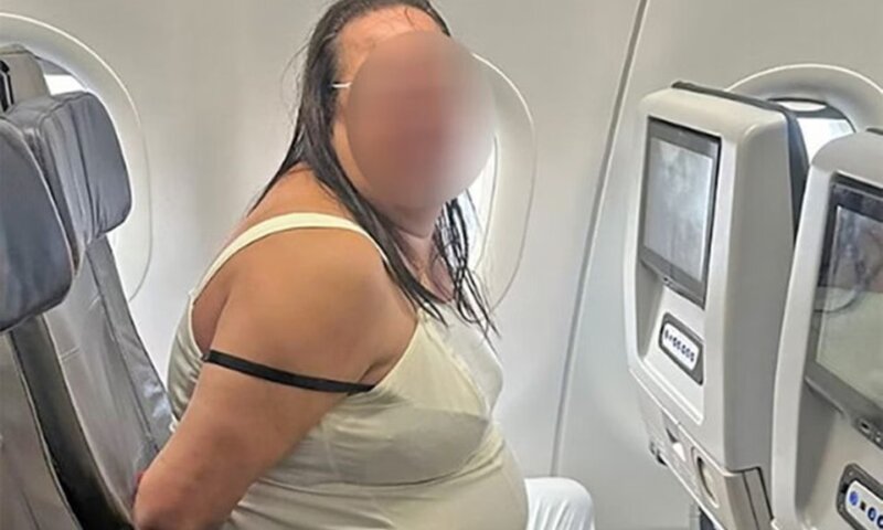 Em voo partindo do Recife, mulher surta gritando que o avião pegaria fogo e cairia e é contida por comissários