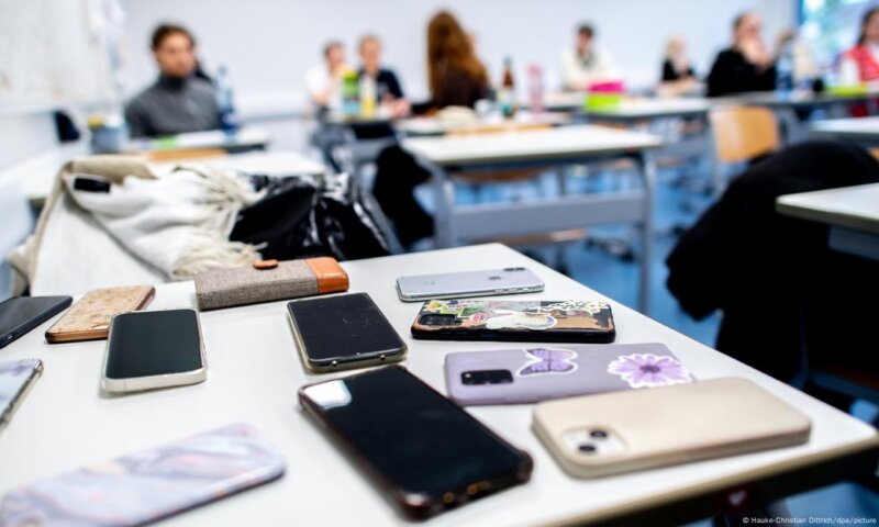 MEC prepara projeto de lei para proibir celular nas escolas públicas e privadas