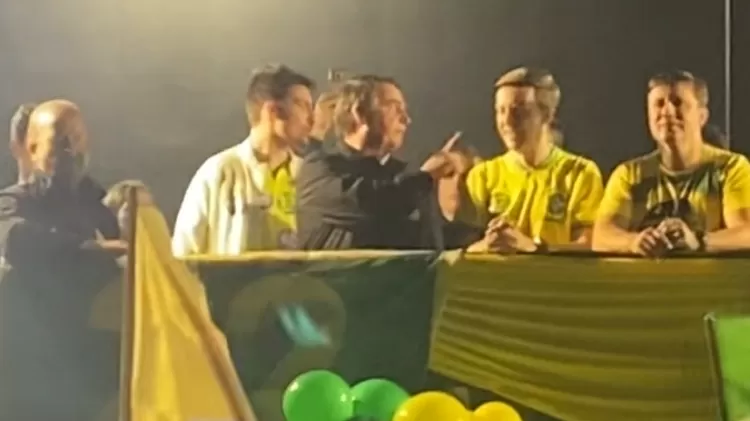 Candidato mudo? Bolsonaro “proíbe” filho Jair Renan de discursar em ato de campanha em Balneário Camboriú (SC)