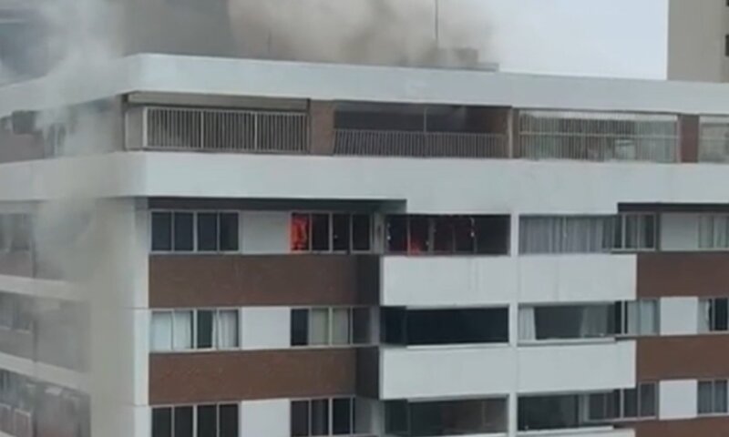 Criança de 6 anos ateia fogo em cobertura duplex de prédio e tio morre carbonizado em Boa Viagem, no Recife