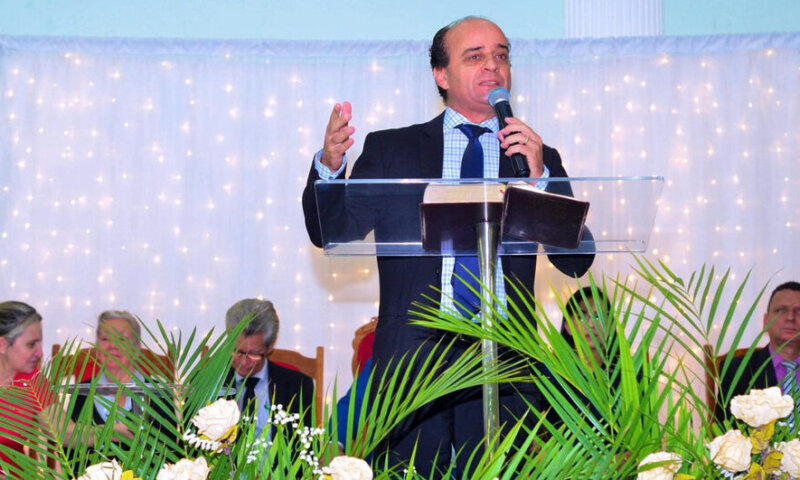 Pastor do Gideões Missionários morre após cair de telhado de igreja