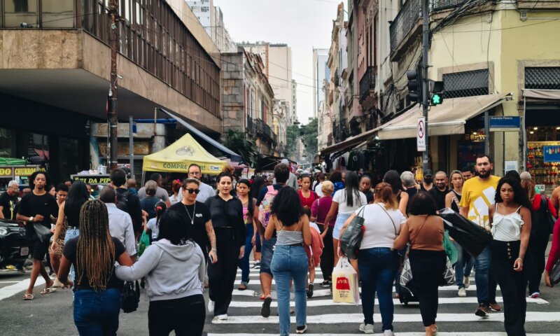 Até 2070, mulheres continuarão vivendo mais que os homens, aponta IBGE