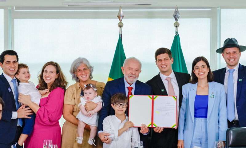 Lula assina lei que coloca Eduardo Campos no Livro dos Heróis da Pátria em cerimônia no Palácio do Planalto