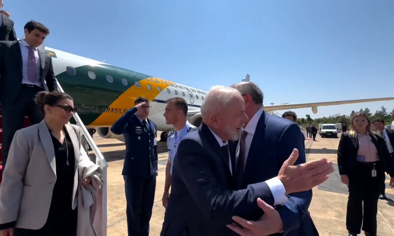 Lula desembarca em Brasília após problema em avião presidencial no México