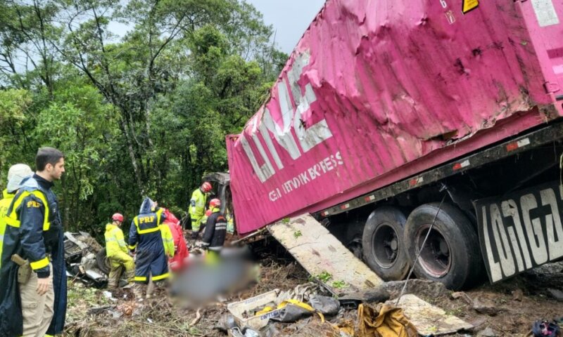 Sobe para nove os mortos em colisão após carreta tombar sobre van com equipe de remo