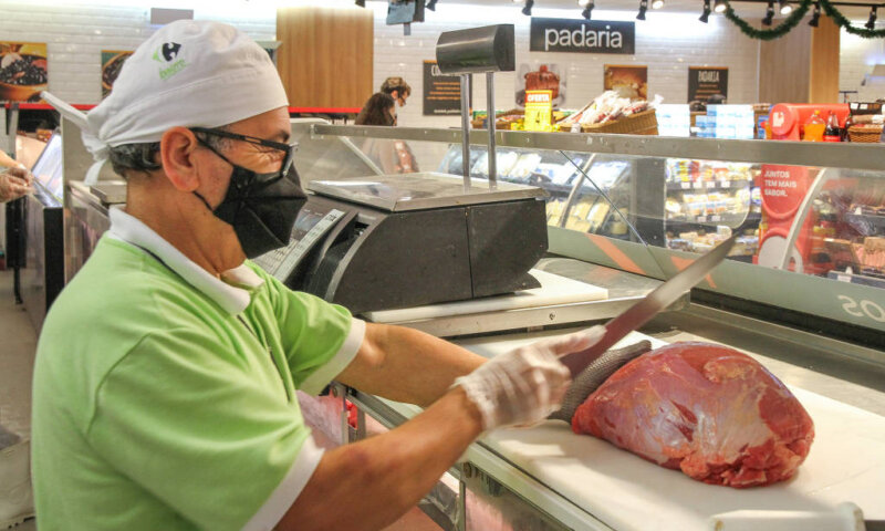 JBS e Masterboi suspendem fornecimento de carne para o Carrefour