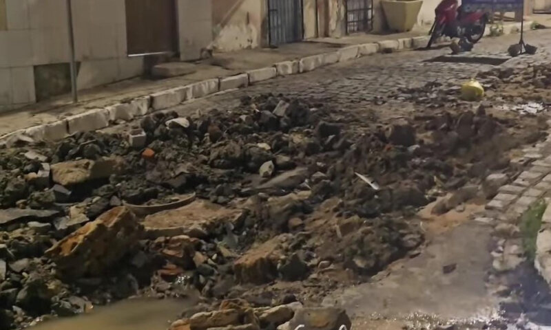 Em Caruaru, vândalos estouram cano da Compesa e deixam 43 mil pessoas sem água