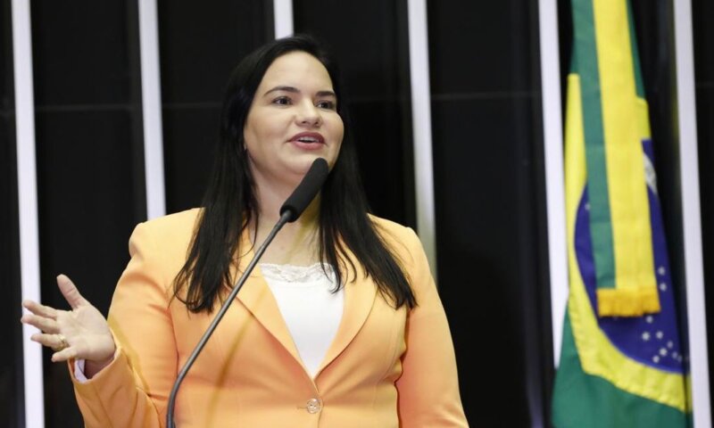 Deputada apresenta projeto de lei para liberar culto em escolas públicas e privadas