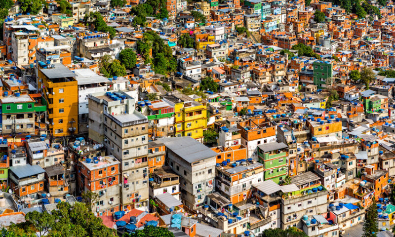 De cada 100 brasileiros, oito vivem em favelas no Brasil, revela Censo