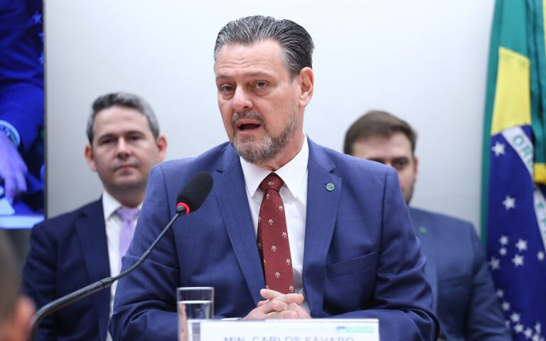 Ministro da Agricultura apoia boicote de frigoríficos ao Carrefour no Brasil