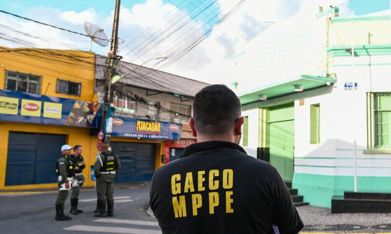 Prefeitura comprou 6 milhões de adesivos, o que equivale a mais de 60 vezes a população de Ipojuca