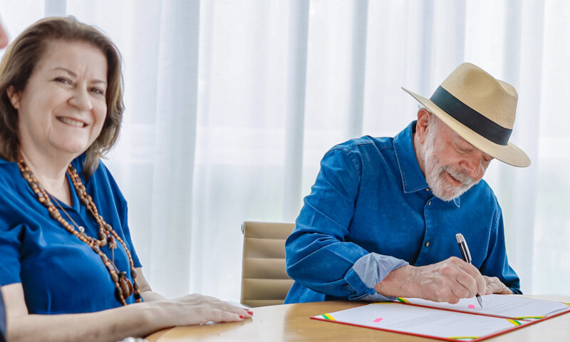 Lula publicará decreto e salário mínimo deve ficar acima de R$ 1.500