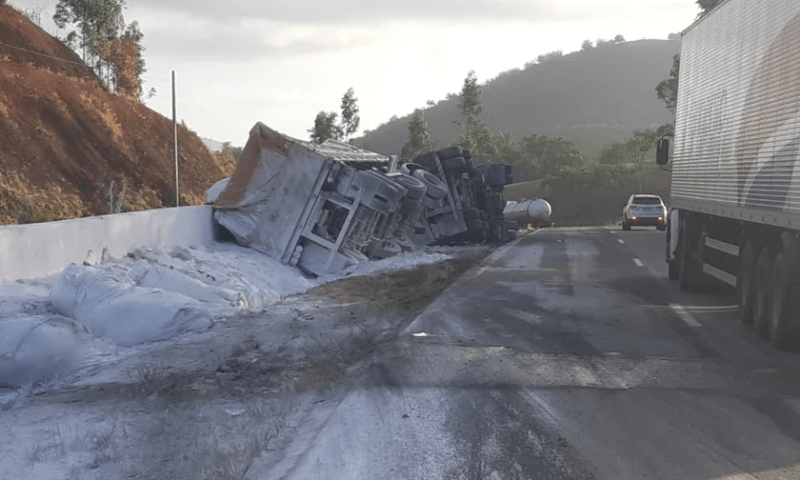 Motorista de carreta morre em grave acidente em trecho da BR-101 sentido Alagoas-Recife