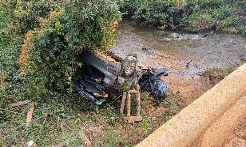 Carro com ministro do Tribunal Superior, juíza e advogada cai de ponte e capota