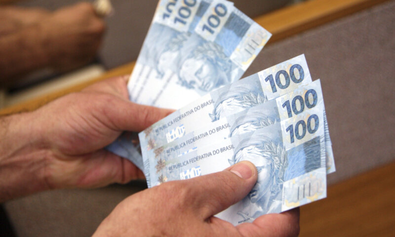 Salário mínimo subirá R$ 106 e novo valor passará a ser de R$ 1.518 a partir de 1º de janeiro