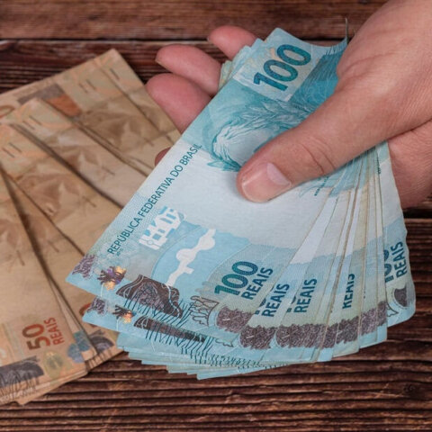 Novo salário mínimo de R$ 1.621 começa a valer nesta quinta (1º); veja o que muda