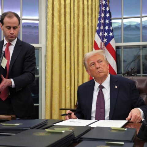 Governo Trump aprova plano de taxa extra que torna o visto americano R$ 1,4 mil mais caro