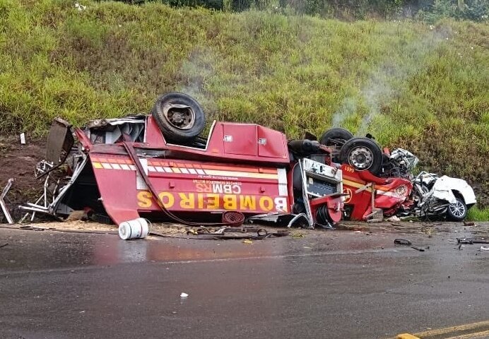 Tragédia: Cinco pessoas morrem após colisão entre caminhão dos bombeiros e carro