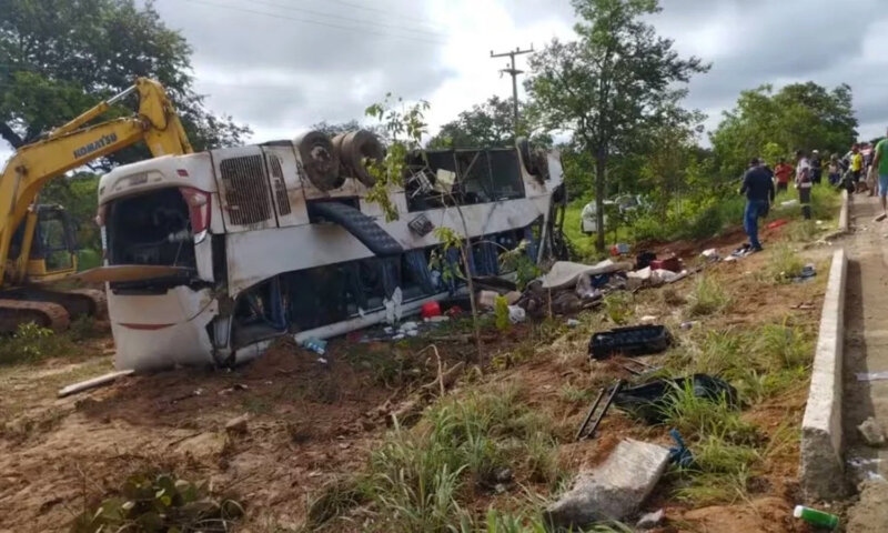 Ônibus de turismo tomba, sete pessoas morrem e outras 15 ficam feridas