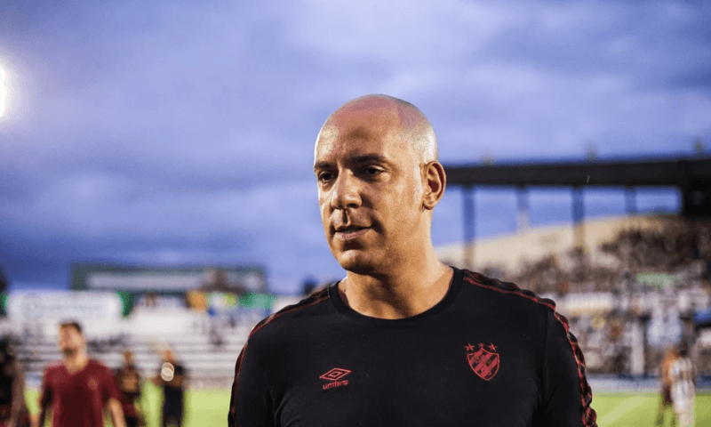 Técnico do Sport, Pepa detona gramado de estádio Lacerdão de Caruaru: ‘Vergonhoso jogar num gramado assim’