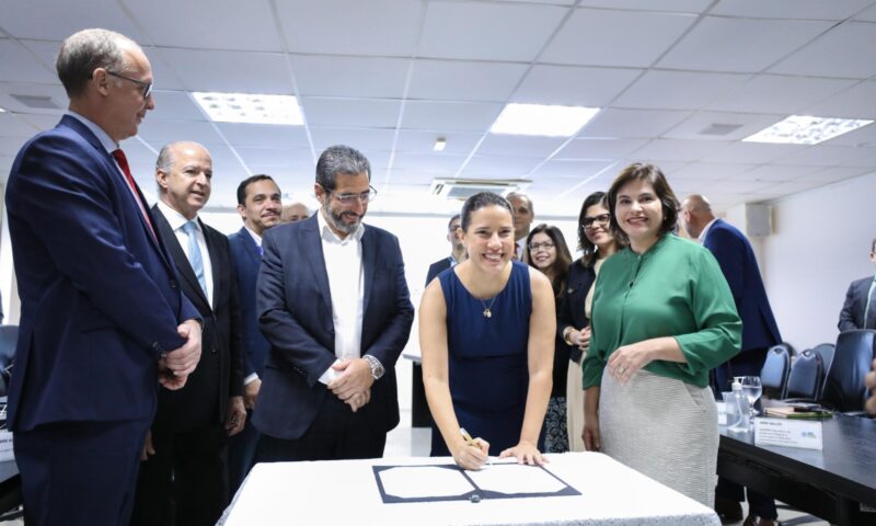 Governadora Raquel Lyra assina contrato para instalação de 2 mil câmeras de videomonitoramento após o Carnaval