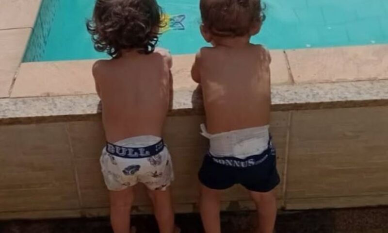 Gêmeos de 1 ano morrem afogados em piscina de casa