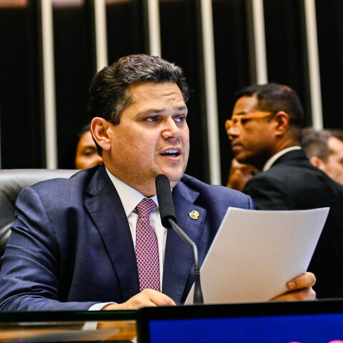 Após um mês parada, PEC do fim da escala 6×1 entra em debate no Senado
