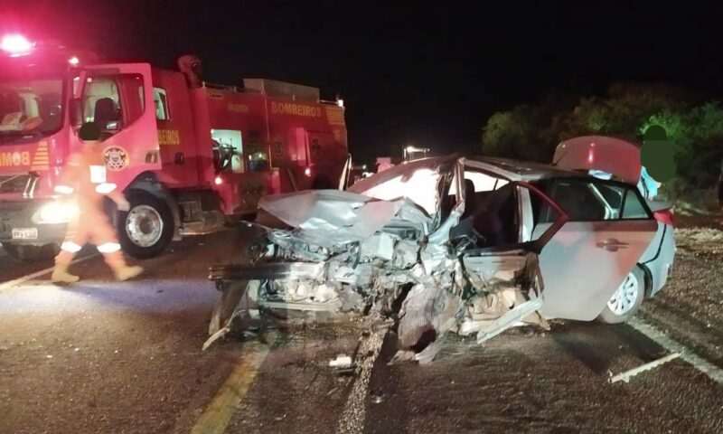Grave acidente deixa uma mulher morta e oito feridos na BR 232