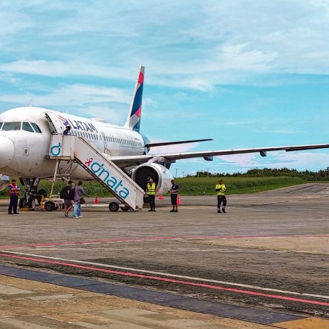 Governo estuda zerar impostos federais do querosene para baratear passagens aéreas