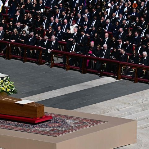 Missa do funeral do papa  Francisco é realizada diante  de líderes mundiais e  multidão de fiéis