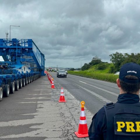 Novo transformador gigante chega à BR-101 e está pronto para ser transportado; veja percurso